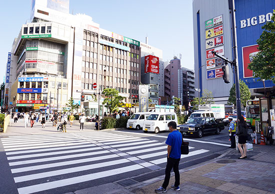 1. 高田馬場駅から早稲田口のロータリーへ