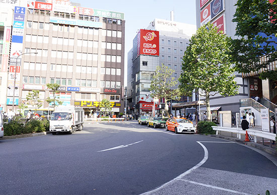 2. ロータリーの向こう側、ドンキ・ホーテやおかしのまちおか方面へ