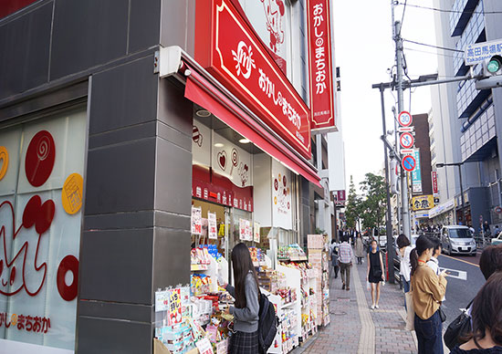 3. おかしのまちおかの右側の通りをのぼる