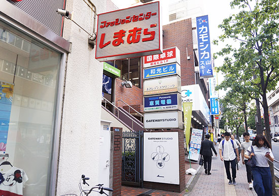5. しまむらの看板の次にクリニックの看板が見えます