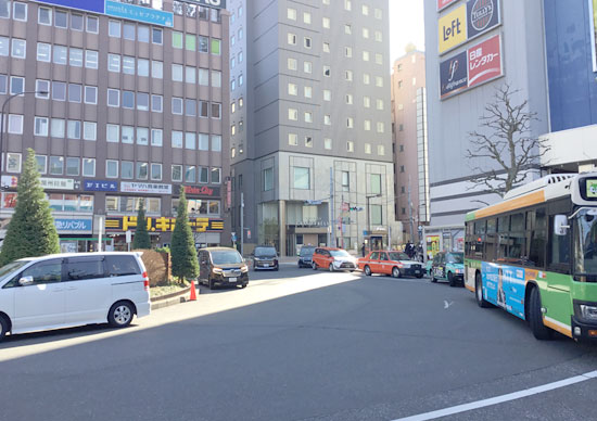 1.高田馬場駅から早稲田口のロータリーを右に進んでください